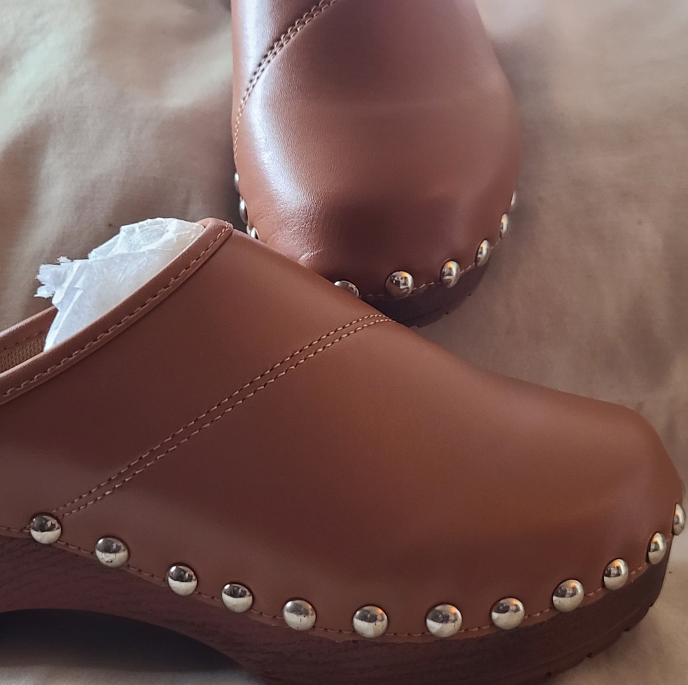 Riveted clog